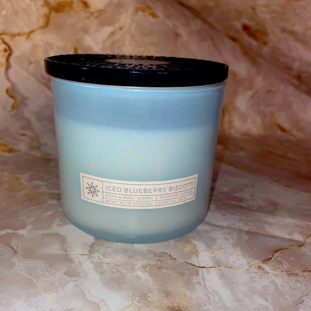 Bath and body Works ice blueberry biscotti